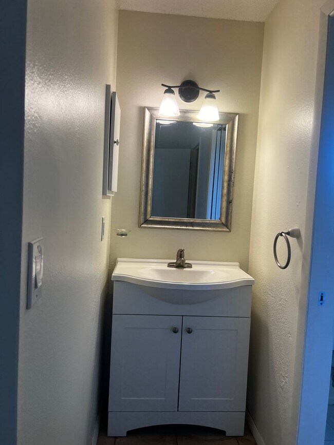 Building Photo - 2BR/2Bath Single Family 1 Car Garage South Venice Home!