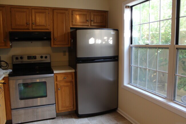 Building Photo - 21 Manorwood Dr