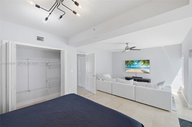 Building Photo - 832 N Victoria Park Rd