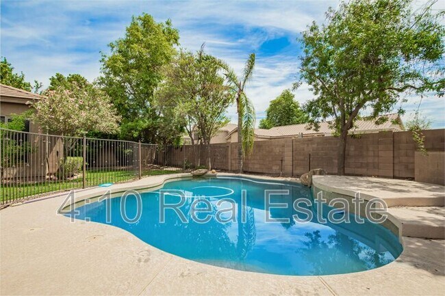 Building Photo - 463 W Canary Way