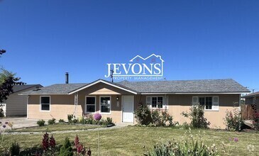 Building Photo - Spacious 4-bedroom home with fenced backya...