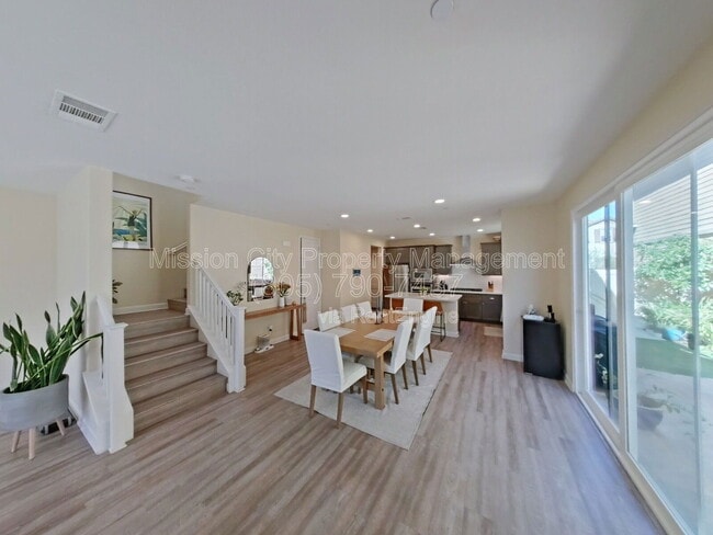 Building Photo - 6620 Calle Koral