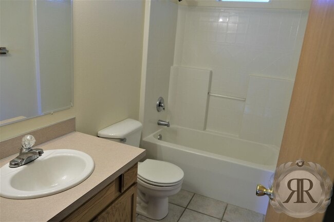 Building Photo - 2 Bedroom, 1 1/2 Bath Townhouse - Move In Ready!