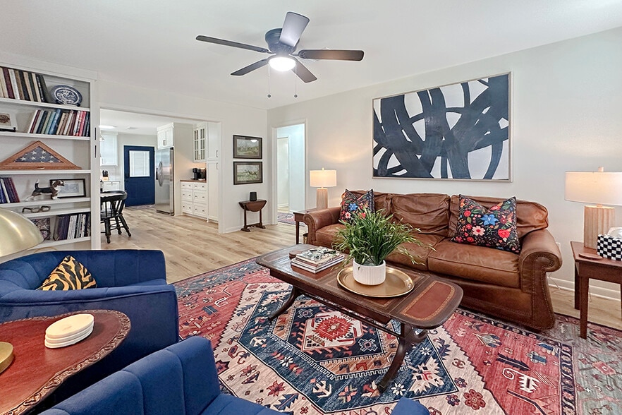Living room - 204 Dianne St