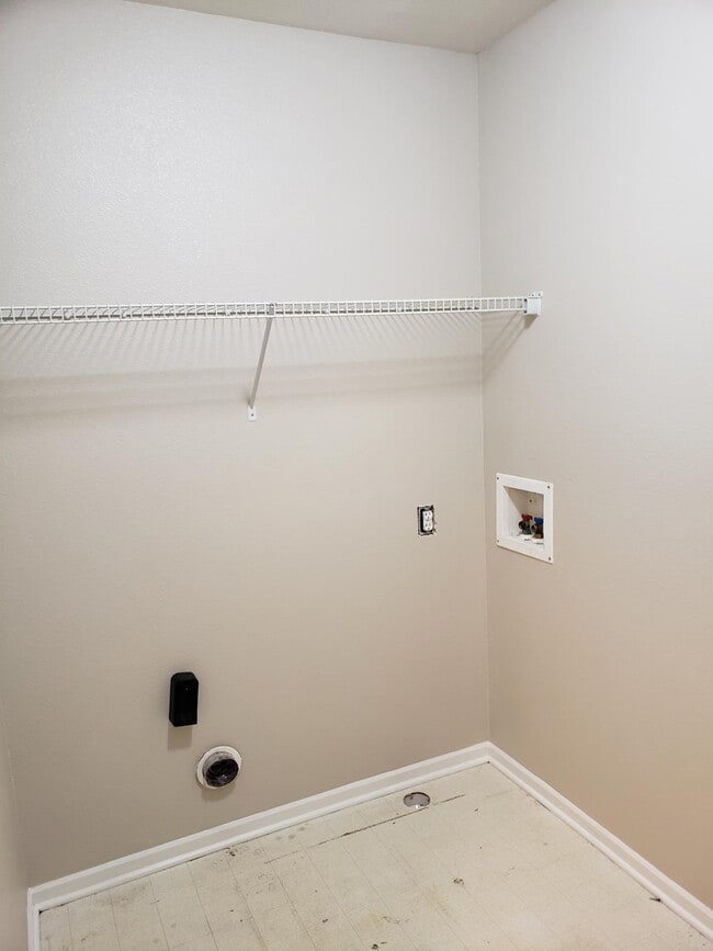 Building Photo - 898 Stonehurst Dr