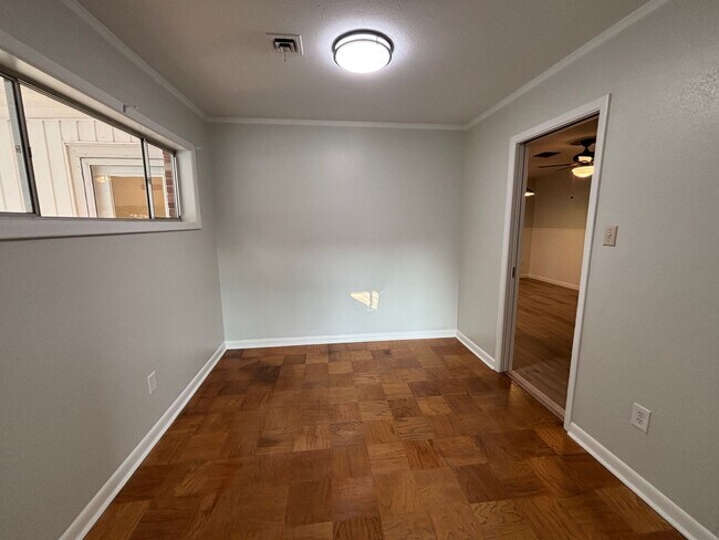 Building Photo - COZY HOME IN SHREVE ISLAND
