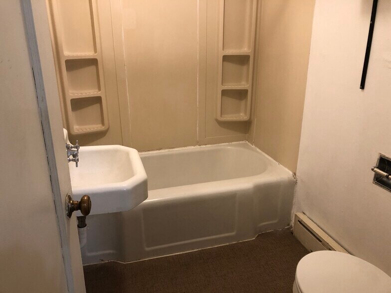 Building Photo - 1330 NE Hillside Dr