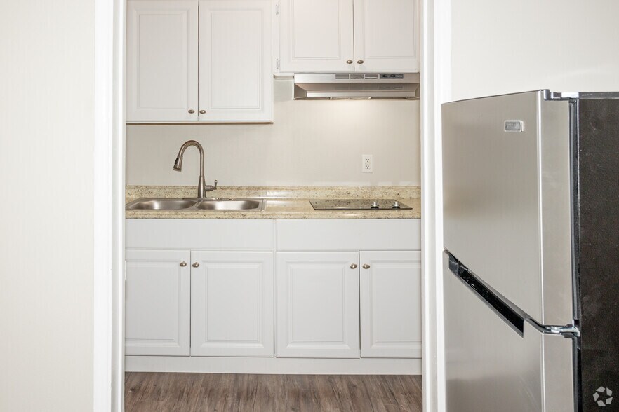 1BR, 1BA - 606SF - Kitchen - 12603-12609 Eucalyptus Ave