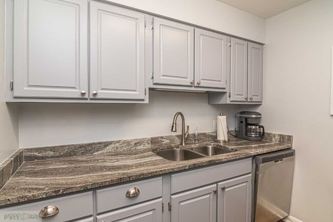 Building Photo - SHORT-TERM LEASE OPTIONS / FULLY FURNISHED APARTMENT/ ALL UTILITIES INCLUDED! WONDERFUL WAYNE MEM...