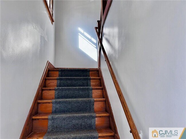 Building Photo - 560 Spruce Ave