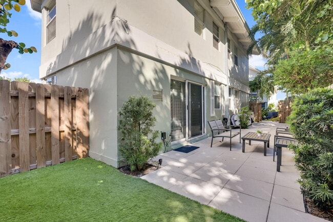 Building Photo - 320 S Ocean Blvd