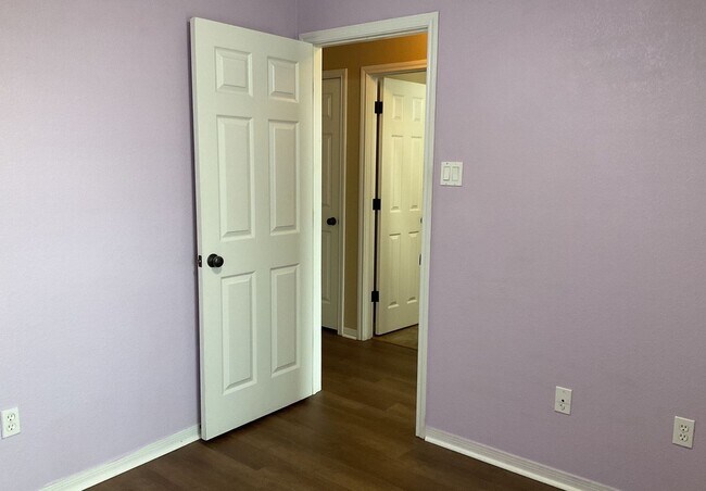Building Photo - AMAZING RENT SPECIAL WITH IMMEDIATE MOVE IN - SECTION 8 ACCEPTED!