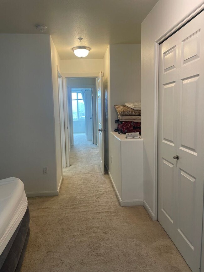 Building Photo - Beautiful Murray Hills Condo Townhome Now ...