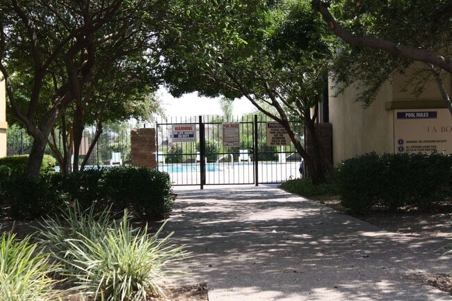 Building Photo - 503 Pine Sisken St