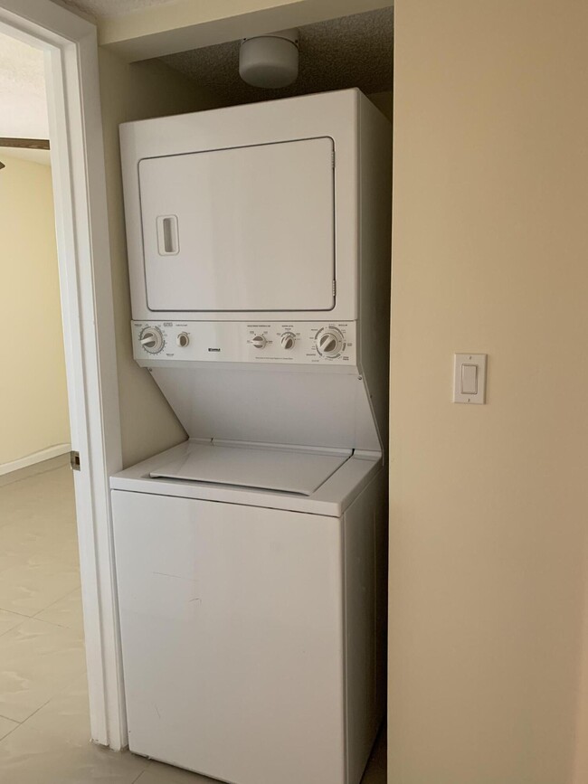 Building Photo - 3212 Strawflower Way
