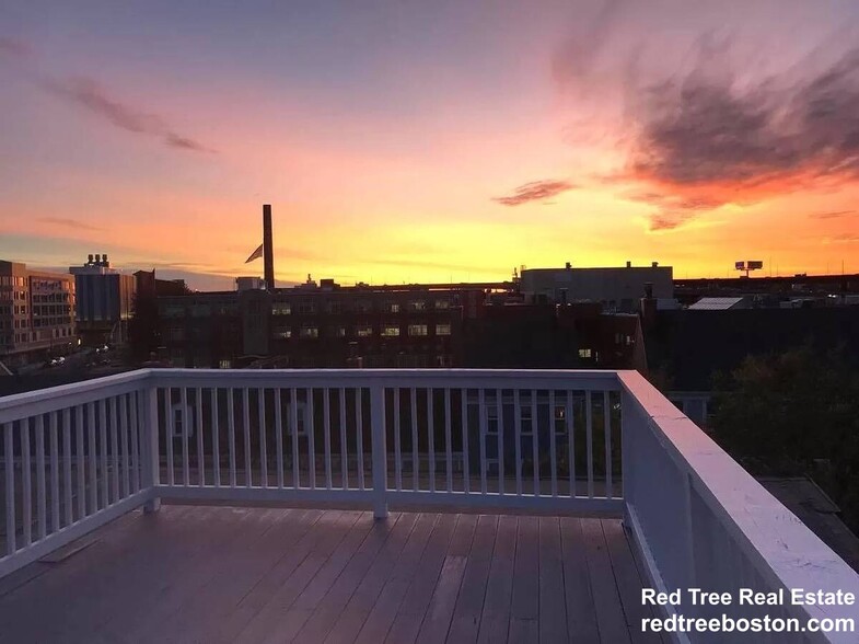 Building Photo - 445 Main St