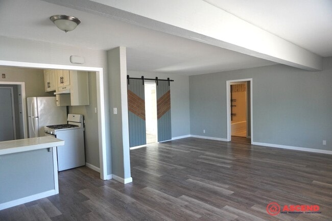 Building Photo - Newly Remodeled in Oildale Area