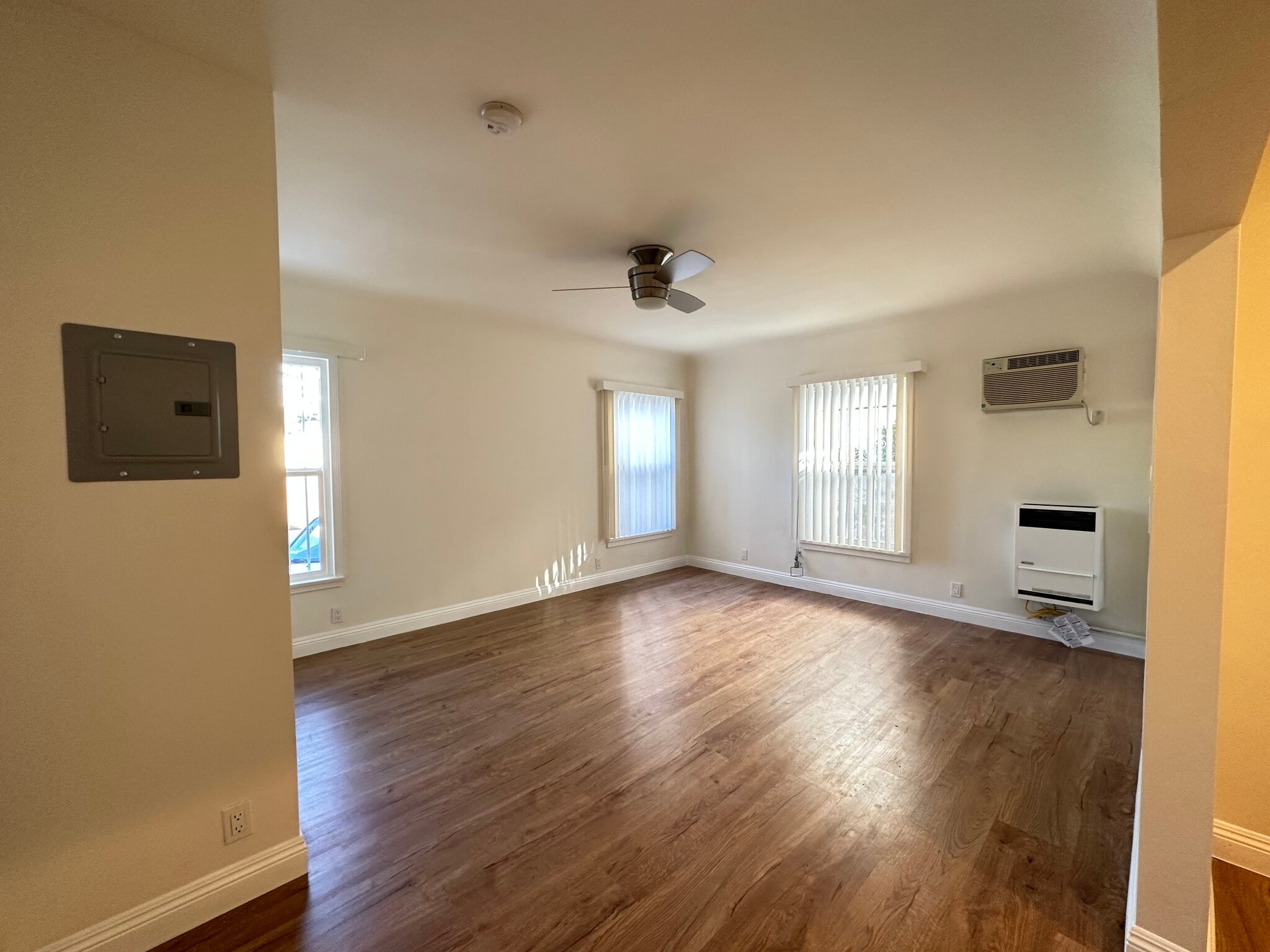 Building Photo - 265 S Manhattan Pl