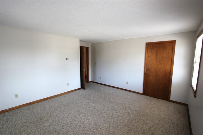 Building Photo - 21 Moore Ave