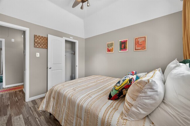 Building Photo - 5310 Holly View Dr