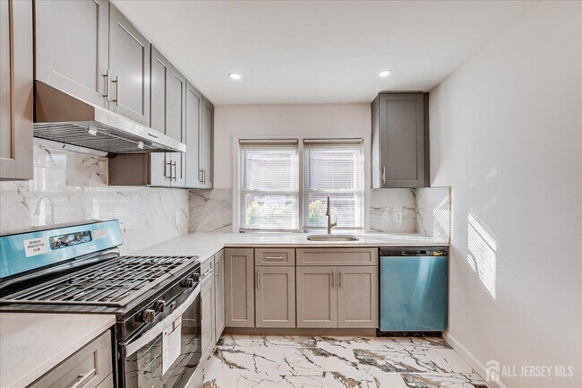 Building Photo - 385 Pierson Ave