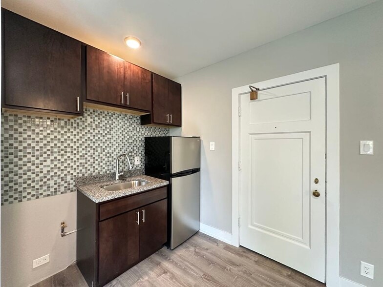 Building Photo - 4551 N Damen Ave