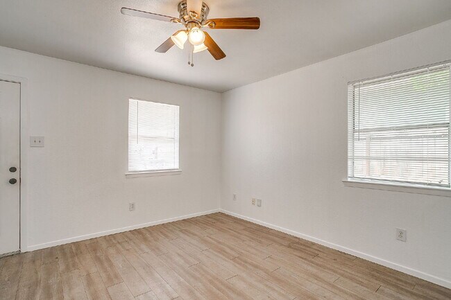 Building Photo - Charming 2 bedroom, 1 bath Fairmount Duplex