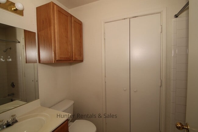 Building Photo - Stylish!