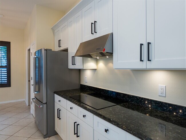 Building Photo - "Spacious 3-Bedroom Oasis with 2 Baths and 2,287 Sq Ft in Bradenton!"
