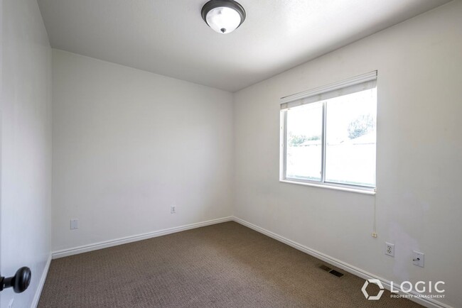 Building Photo - 934 E 500 N