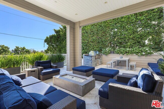 Building Photo - 832 Las Lomas Ave