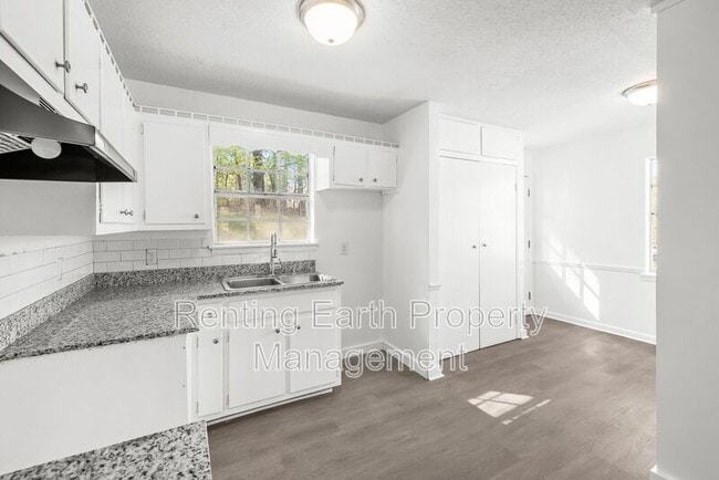 Building Photo - 2836 Creek Ln NE