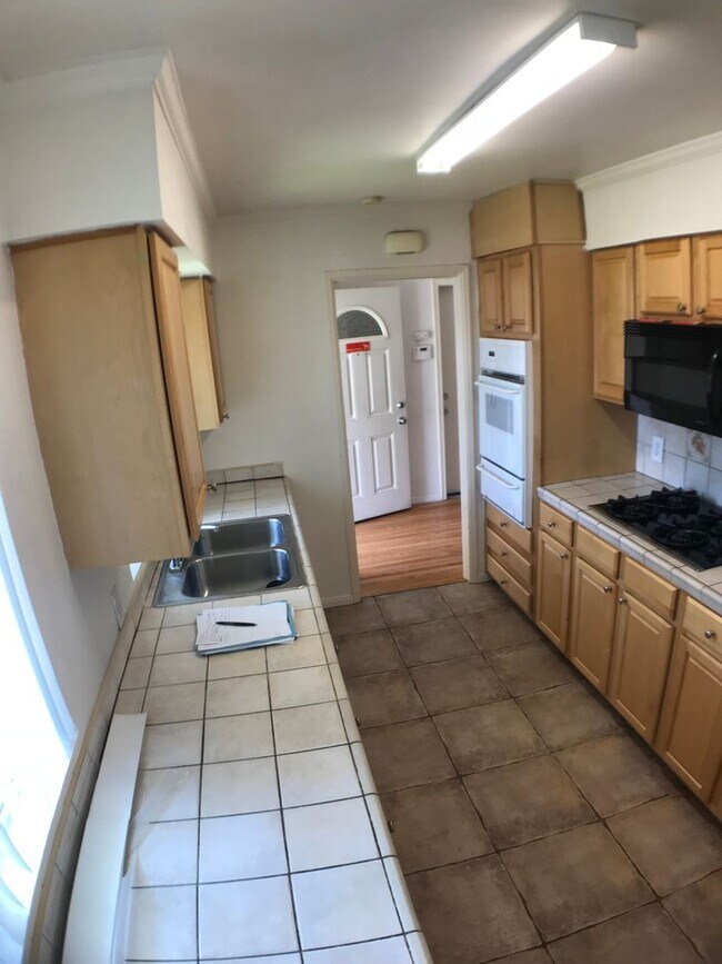 Building Photo - BEAUTIFUL WOOD FLOORS IN THIS- 5 BED 2 BATHROOM- Includes maid service
