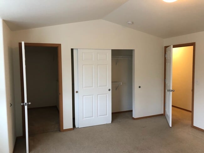 Building Photo - Singular room for rent with shared living space.