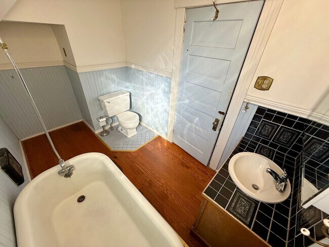 Building Photo - Victorian Charmer – 3 Bed, 1.75 Bath – Utilities Included!