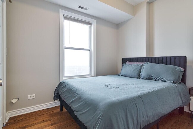 Building Photo - 2214 W Barry Ave