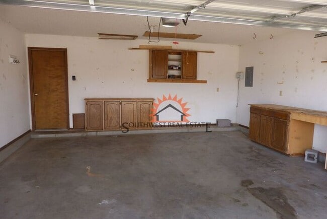 Building Photo - Lovely 3 bedroom 2 bathroom brick home wit...