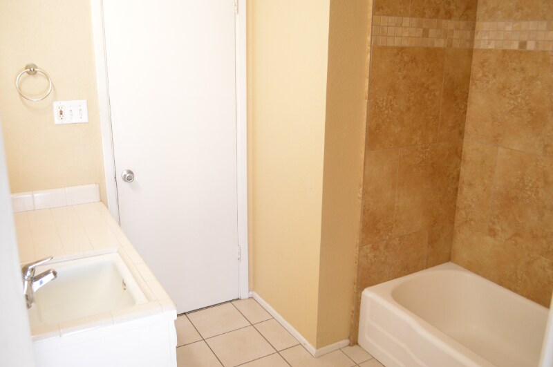 Building Photo - 1653 N Circle Dr