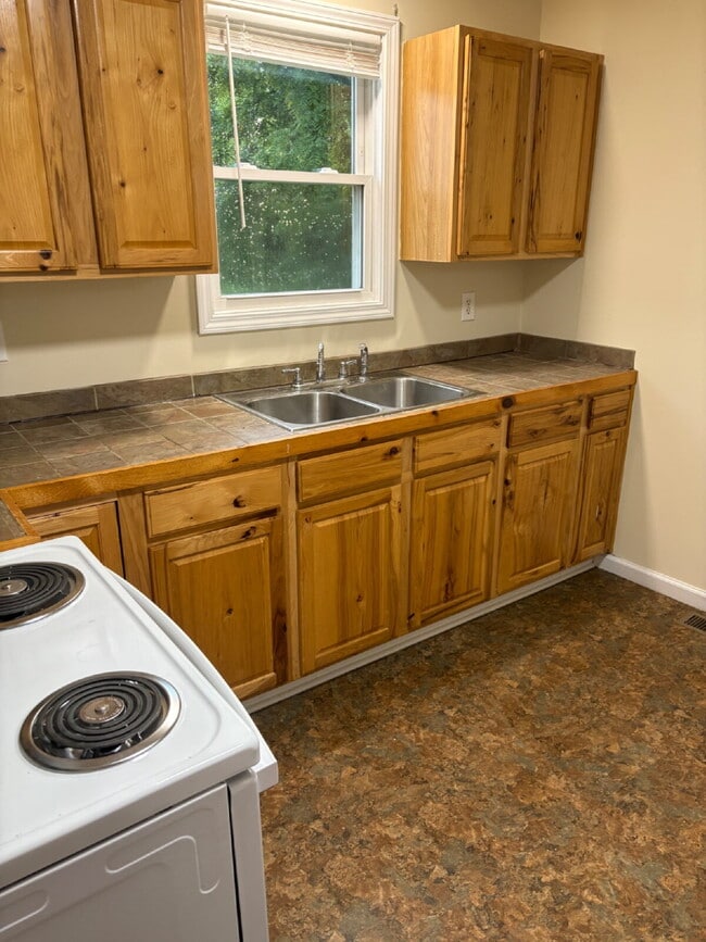 Building Photo - Recently Updated 2 bedroom / 1 bathroom ho...