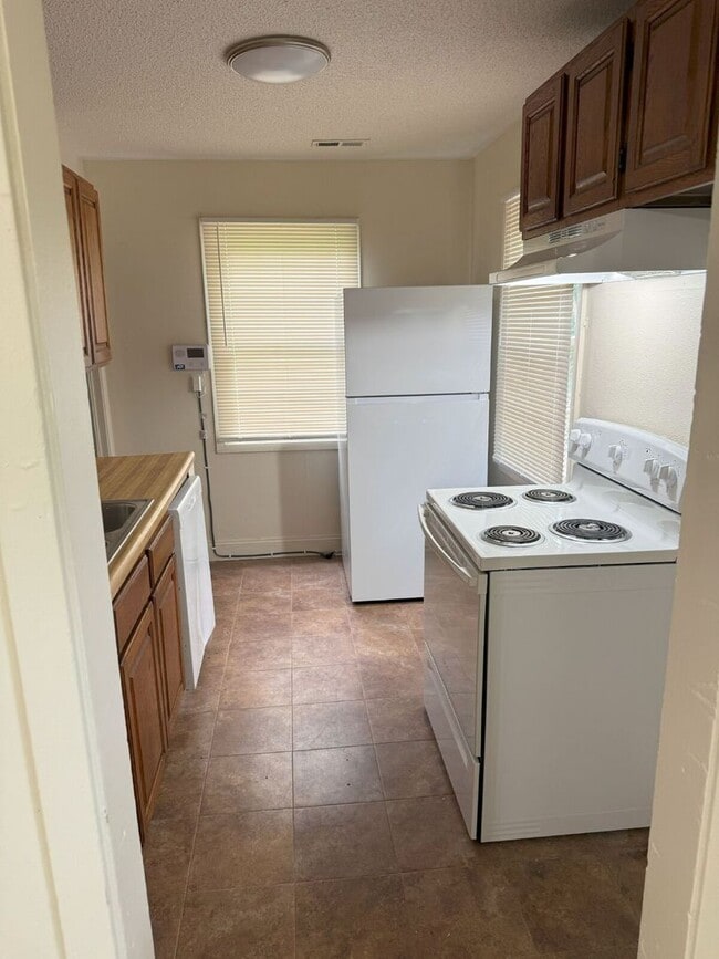 Building Photo - 3 BR 1 BA newly remodeled home!