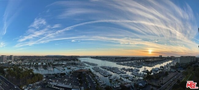Building Photo - 13700 Marina Pointe Dr
