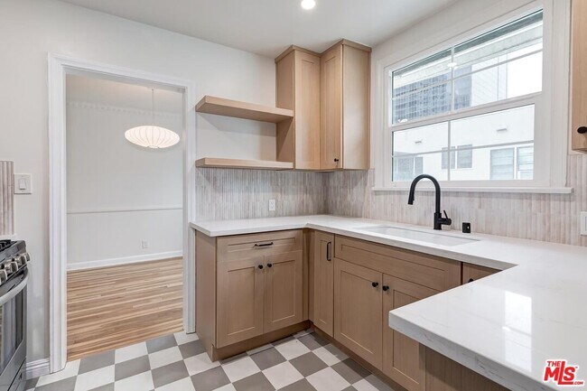 Building Photo - 405-404 Shirley Pl