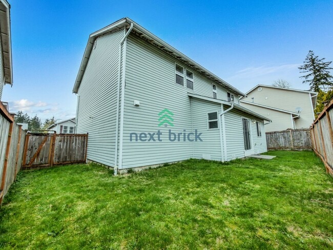 Building Photo - 4 Bed and 2.5 Bath Single-family Home Avai...
