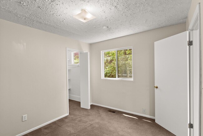 Building Photo - 4bed/2 bath Portland Charmer