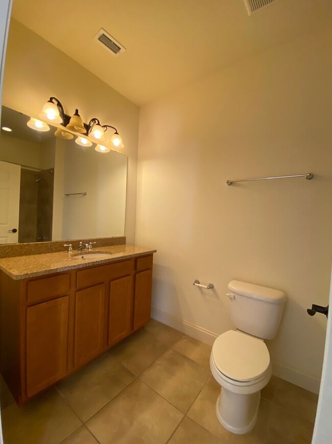 Building Photo - Spacious Davenport Townhouse