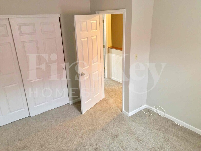 Building Photo - 9 Kingsmont Ct