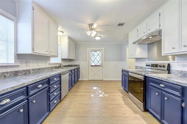 Kitchen with lots of storage - 1519 7th St