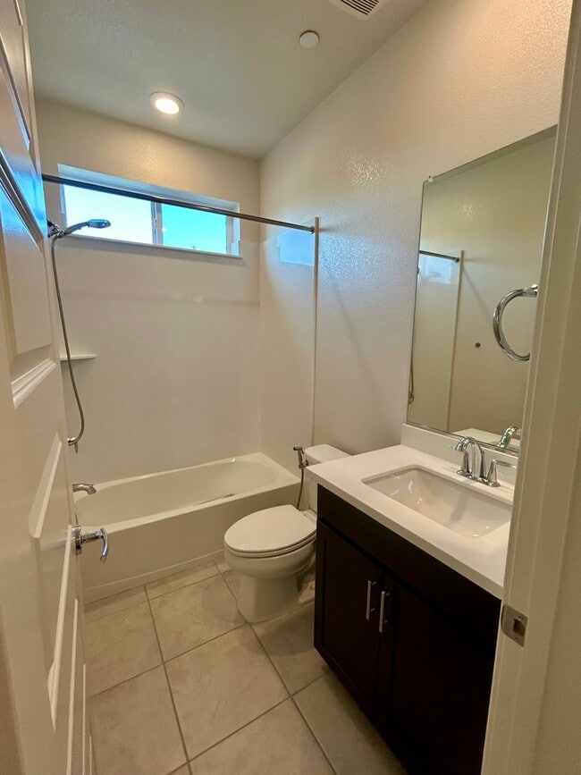Building Photo - Centrally Located Santa Clara Townhouse