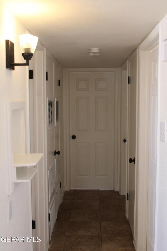 Building Photo - 5656 Sun Valley Dr