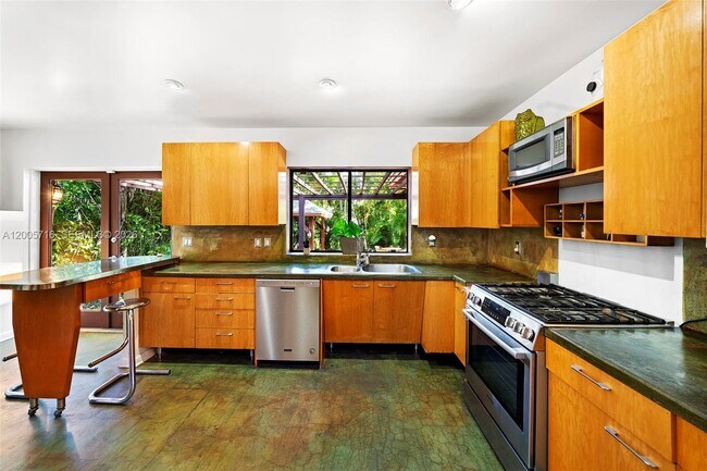 Building Photo - 5627 Granada Blvd